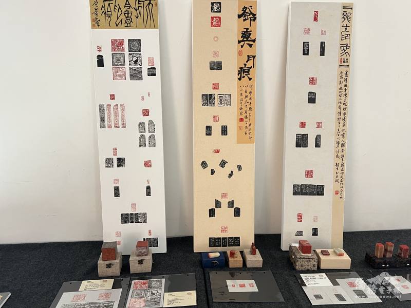 會場展示多件篆刻作品