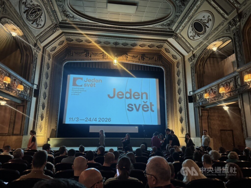 3部台灣電影登上捷克電影節「One World國際人權影展」，分別是探討母女關係的劇情片「小雁與吳愛麗」、聚焦泰雅族文化傳承的「烤火房的一些夢」，以及關注印尼松巴島奴隸制度議題的「奴隸島」，展現台灣對多元人權議題的關注與視角