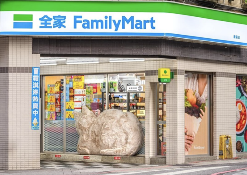 A FamilyMart in Taiwan decorates its window with a large cat decal to attract cat lovers to shop inside. Photo courtesy of FamilyMart