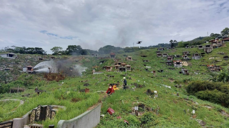 清明掃墓放火燒雜草，常使得消防人員疲於奔命救火。消防署15日表示，為減少墓地火災，呼籲可採以米代金、集中焚燒等環保掃墓方式。（消防署提供）