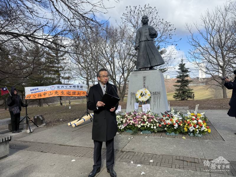 駐多倫多辦事處處長梁毅鵬致詞緬懷國父功績，感謝安省中華總會館林共同主席樹榮秉持團結僑界，辦理紀念儀式，表達對國父最高的尊崇