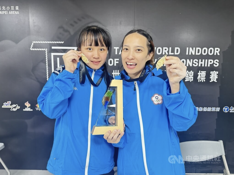台灣女子拔河隊14日在2026世界室內拔河錦標賽女子500公斤完成4連霸，其中年僅18歲的吳可馨（左），首度代表A隊參賽，在大學姐田嘉蓉（右）鼓勵下完成比賽