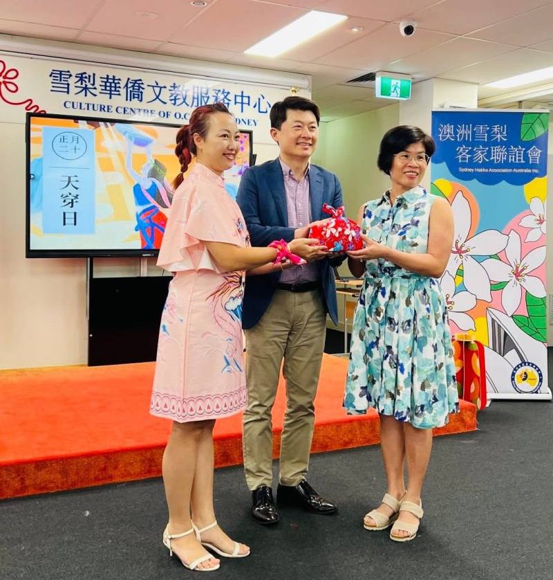 駐雪梨辦事處處長吳正偉(中)監交，雪梨客家聯誼會葉禮筑(左)交棒洪韶君(右)