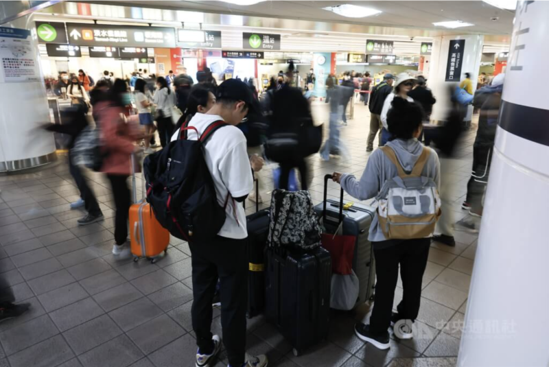 為助旅行業提升數位能力及服務品質，觀光署投入9000萬元，推出新促進旅行業發展方案。圖為民眾在高鐵台北站拉著行李箱準備乘車。 （中央社檔案照片）
