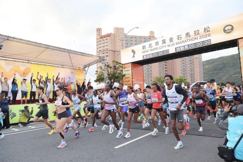 新北市萬金石馬拉松15日鳴槍起跑，萬人起跑場面壯觀。（新北市政府提供）