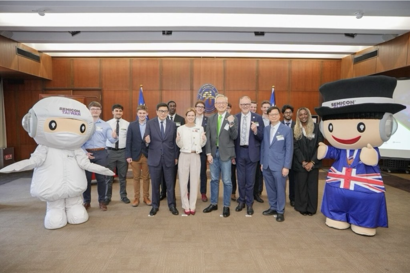 外交部政務次長吳志中（前排綠領帶者）13日主持「台英半導體聯合培力計畫」人才交流茶會，與出席交流茶會的貴賓及英國學生合影。（外交部提供）