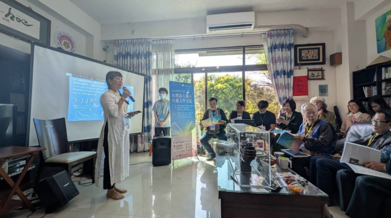 越南作家協會文學翻譯委員會委員喬碧后（白衣者）多次參與台灣詩人節與台越文學交流活動。她在14日的活動中，為參與者朗誦詩作「白色恐怖」，對台語詩人林宗源堅定用母語創作的精神感到敬佩。（蔣為文提供）