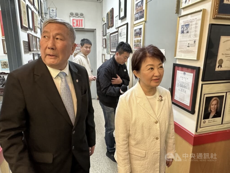 台中市長盧秀燕（右）首次到訪紐約中華公所，主席伍銳賢（左）說明公所歷史