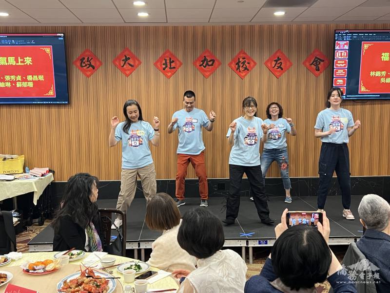 輕快活潑的舞蹈「福氣馬上來」
