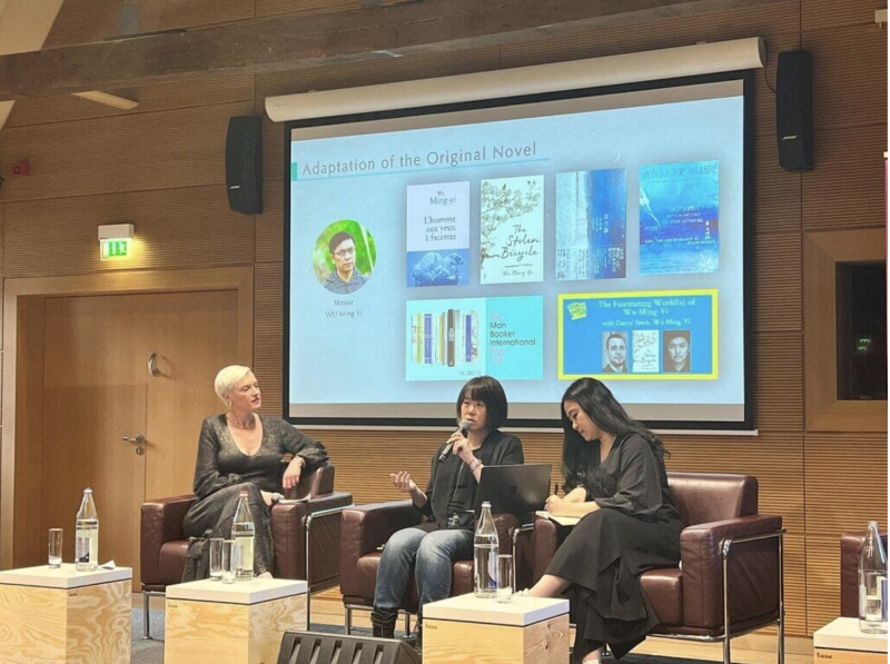 台灣導演陳芯宜執導VR作品「雲在兩千米」獲得盧森堡城市電影節沉浸式競賽單元最高榮譽「最佳沉浸式體驗獎」，圖為陳芯宜（中）於3月初在影展座談會分享自己從吳明益小說改編至影像的創作過程。（駐法國台灣文化中心提供）