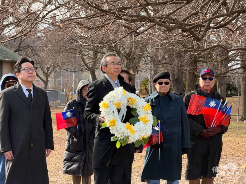 駐多倫多辦事處處長梁毅鵬代表在國父孫中山先生銅像前獻花