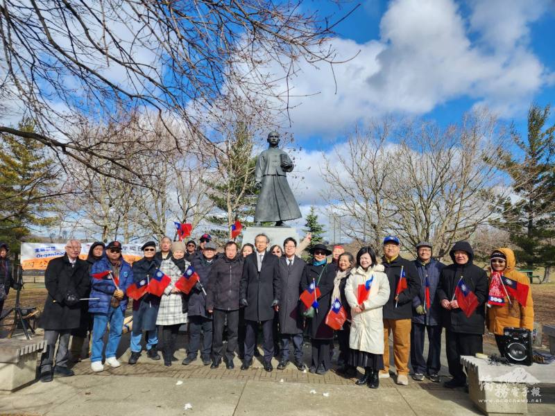 梁毅鵬(前右9)、 副組長吳秋月(左4)、文教中心主任藍柏青(前排右8)、副主任許彩鳳(前排右5)、僑務委員簡許邦 (前排左5)、安省中華會館共同主席林樹榮(前排左6)及社團代表在國父孫中山先生銅像前獻花及行三鞠躬禮致敬後合影