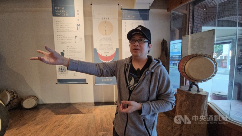 新莊「响仁和」鼓藝工坊成立近百年，當傳承到第3代王藤（圖），他表示，泰山工廠大火燒掉了許多心血，他坦承對响仁和是很大的打擊。曾思考到底要不要繼續下去。還好，撐下來了