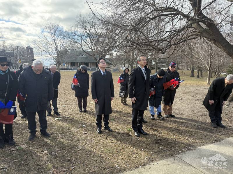 多倫多僑界緬懷國父孫中山先生逝世101週年紀念儀式行三鞠躬禮