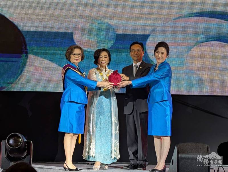 駐泰國代表處大使藍夏禮監交印信