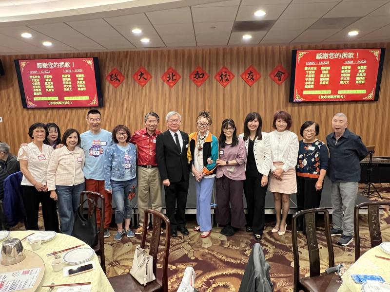 貴賓合影。(右五：校友會會長張秀貞)