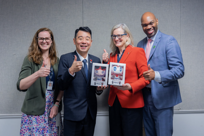 桃園市政府副秘書長金志聿（左2）於美東時間12日，率桃園代表團拜會北卡羅來納首府羅里市長高維爾（右2），就智慧城市治理、可負擔住宅以及老舊建築活化等城市發展議題進行交流。（桃園市政府提供）