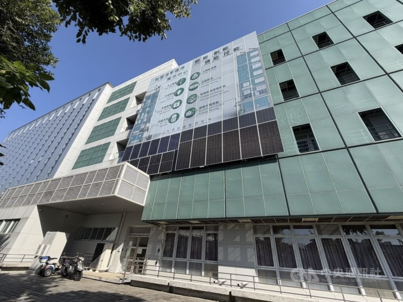 內政部建築研究所材料實驗中心大樓西南向外牆以外掛方式設置全國首座立面彩繪光電板，以白底綠圖呈現智慧淨零建築成果，並搭配部分無彩繪光電板作為對照