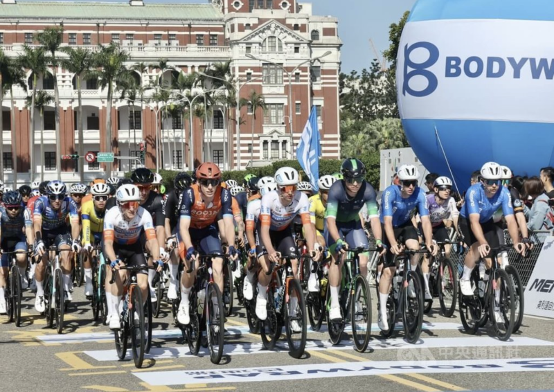 2026國際自由車環台公路大賽15日在台北登場，來自世界各地的國家隊以及職業車隊來台參賽，台北賽事沿途的總統府、228和平公園、仁愛路樹蔭大道與國家一級古蹟景福門，讓世界看見台北不同的樣貌