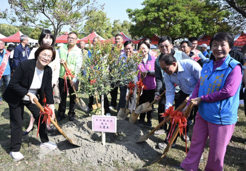 農業部林業及自然保育署南投分署與彰化縣政府響應植樹月「原地扎根．韌性森活」理念，15日由彰化縣長王惠美（前左）、國民黨籍立委謝衣鳯（前左2）等人，共同在彰化縣埤頭鄉豐崙公園栽植7種耐旱台灣原生樹種。（彰化縣政府提供）