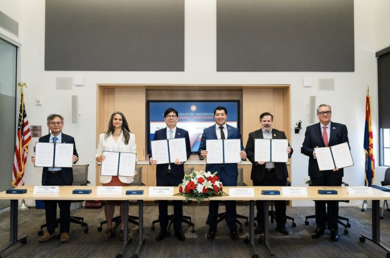 高雄市長陳其邁（左3）於美國時間14日前往亞利桑那州土桑市，與土桑市政府、亞利桑那大學、國立中山大學等共同簽署合作備忘錄。（高雄市政府提供）