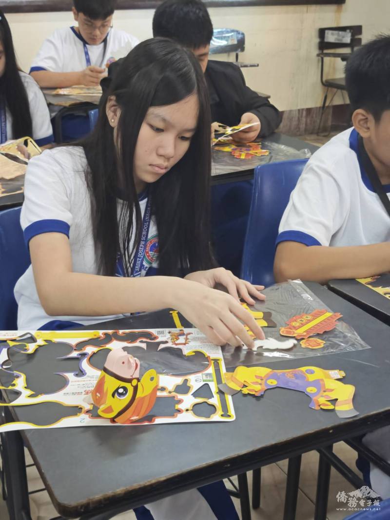 那牙耀華中學學生於文化課程中動手製作僑務委員會提供的「小寶馬」馬年生肖小提燈，體驗臺灣元宵節提燈文化