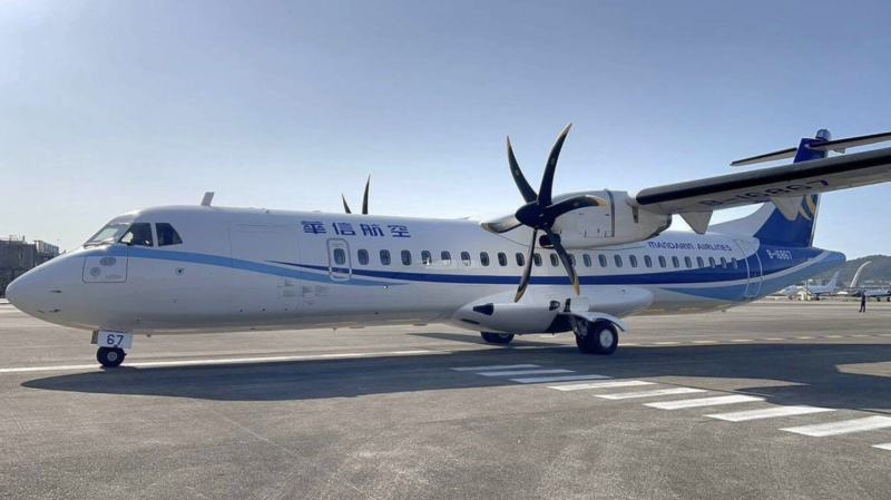 受中東局勢影響，華信航空第12架ATR新機自法國出發後，繞路飛越歐、非、亞3大洲，於14日下午順利抵達台北松山機場。（華信航空提供）