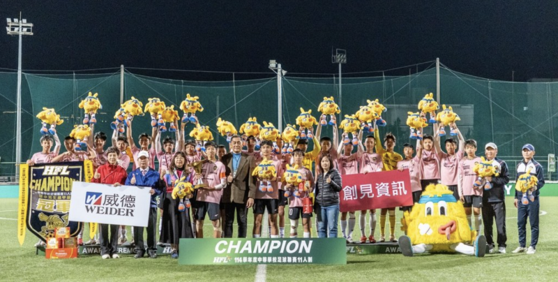 114學年度中等學校足球聯賽（HFL）14日進行國中男、女組冠軍戰，其中國男甲級由台中市黎明國中以3比1擊敗新竹市建功高中（國中部）封王。（高中體總提供）