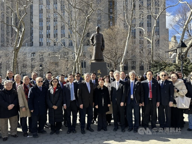 Taichung Mayor Lu Shiow-yen (center) visits the Sun Yat-sen statue in New York's Columbus Park on Saturday. CNA photo March 14, 2025