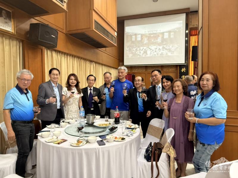 藍夏禮向與會僑胞敬酒