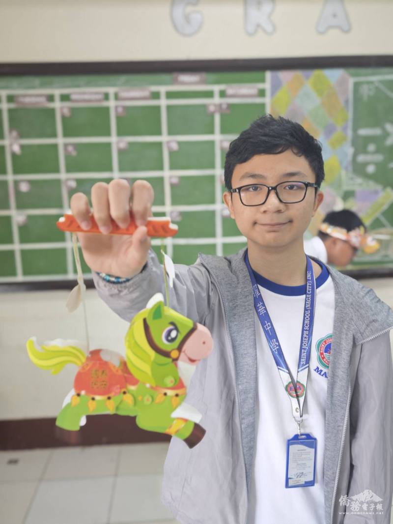 那牙耀華中學學生專心組裝馬年生肖小提燈，在手作過程中認識臺灣傳統節慶文化與吉祥祈福寓意