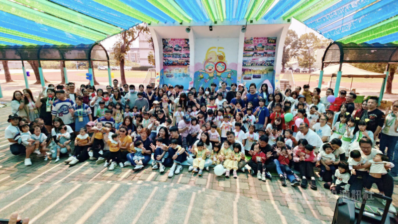 「第12屆全國三胞胎大會師」15日在雲林縣斗南鎮文安國小登場，30多組三胞胎家庭齊聚，年齡從1、2歲到10多歲都有，父母們來此交流育兒經驗，並互訴甘苦