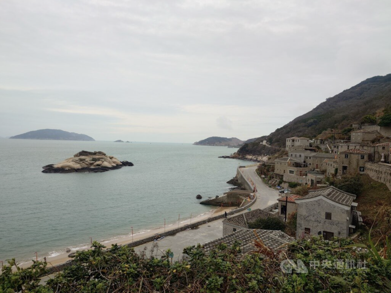 馬祖即將進入觀光旺季，馬祖國家風景區管理處於115年度旅遊安全週期間，針對馬祖特殊地理環境規劃了涵蓋水域安全稽查等項目，盼讓旅客安心出遊。圖為北竿鄉芹壁村一景