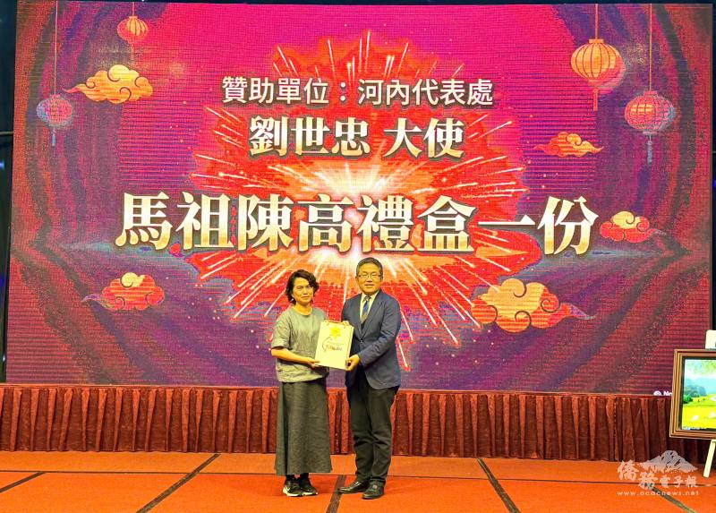 劉世忠與幸運獲獎臺商合影留念