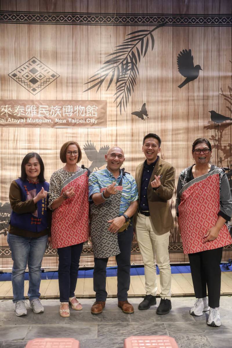 紐西蘭前外交部長馬胡塔（Nanaia Mahuta）（右1）及前國防部長馬克（Ron Mark）（中）15日參訪新北烏來泰雅民族博物館，由無黨團結聯盟籍新北市議員馬見Lahuy．Ipin（右2）負責接待。（馬見提供）