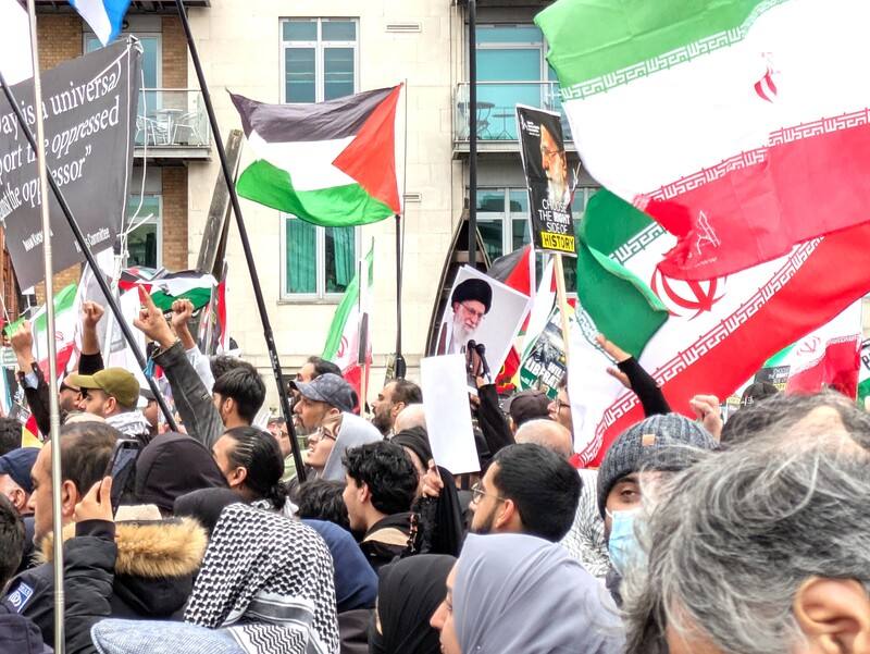 倫敦市中心泰晤士河南岸15日舉行「聖城日」集會，人數逾千，哀悼近日遭美國和以色列聯手擊斃的伊朗最高領袖哈米尼。現場的伊朗旗幟為伊朗伊斯蘭共和國國旗。