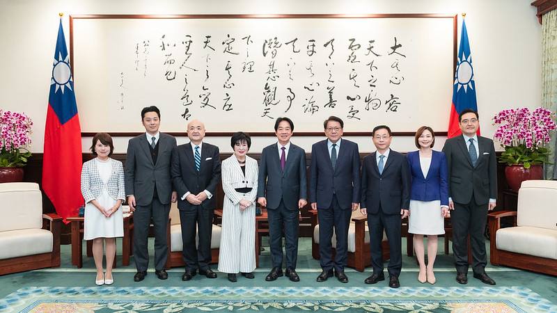 President Lai takes a group photo with a delegation led by former Japanese House of Councillors President Santo Akiko.