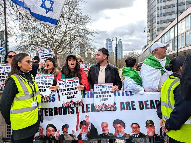 數百名旅英伊朗民眾15日在倫敦集會，抗議德黑蘭當局的神權恐怖統治，並舉標語「這是最終決戰；你們的恐怖分子領導人都死了」。