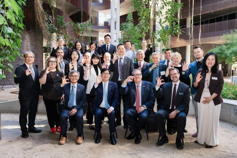 高雄市長陳其邁（前左2）於美國時間13日率市府團隊與國立中山大學訪問美國亞利桑那大學，探討矽光子產學合作。（高雄市政府提供）