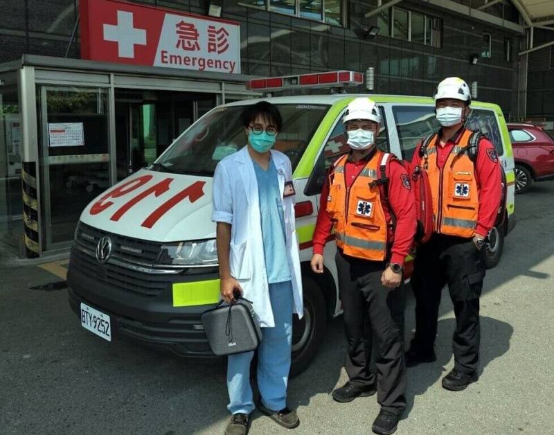 嘉義市消防局與嘉義基督教醫院合作，推動由消防局高級救護技術員（EMTP）結合嘉基急診醫師執行專案勤務，透過EMTP與醫師共同出勤救護任務，提升OHCA患者康復出院率。（嘉義市消防局提供）