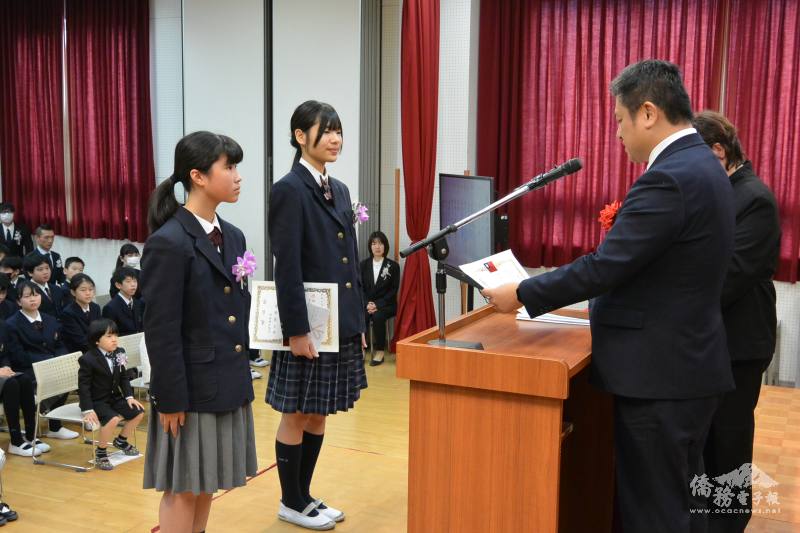 副處長劉拓(右)代頒辦事處處長獎