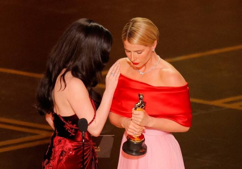 愛爾蘭女星潔西伯克利（右）靠「哈姆奈特」獲頒奧斯卡最佳女主角殊榮。（路透社）
