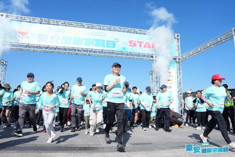 台安醫院15日在台北大佳河濱公園舉行健康家庭日，透過5公里路跑的自我挑戰、深具教育意義的永續創意闖關，以及溫馨的音樂互動強化員工間的向心力。（台安醫院提供）