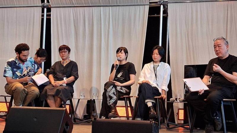 2026雪梨雙年展12日舉辦「台灣焦點」活動，見證台灣當代藝術在國際舞台的深厚能量，前排左起為雪梨雙年展刊物編輯馬其亞（Ahmad Makia）、台灣藝術家張恩滿、侯怡亭、張紋瑄和陳界仁。（駐雪梨辦事處提供）