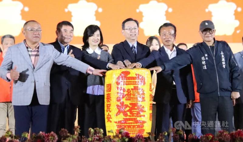 連續13天在嘉義舉行的2026台灣燈會15日晚間閉幕，下屆將由苗栗縣舉辦，嘉義縣長翁章梁（右2）交棒給苗栗縣長鍾東錦（左2），交通部常務次長林國顯（右3）、觀光署長陳玉秀（左3）見證