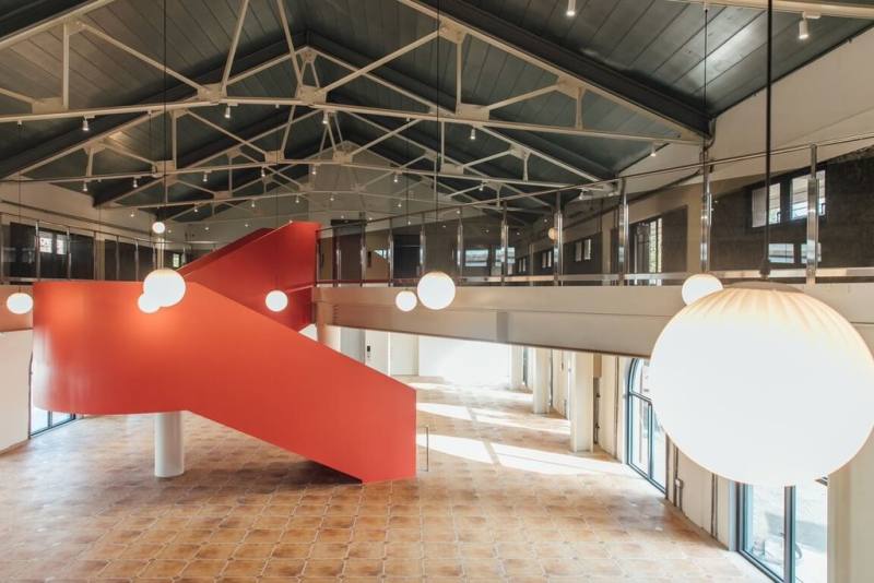 屏東縣政府活化台鐵舊倉庫，打造慢活鐵道文化新地標竹田頓物驛，一號倉庫1樓規劃多功能展演空間，打造如同「竹田大客廳」的公共空間。（屏東縣政府提供）