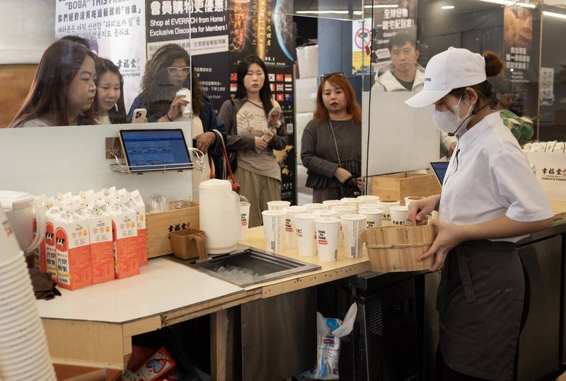 主計總處16日公布115年1月薪資統計，工業及服務業全體受僱員工經常性薪資穩健成長，年增2.9%，為16年來同月最大增幅。圖為台北西門町商圈，有不少外國觀光客於手搖飲料店消費。