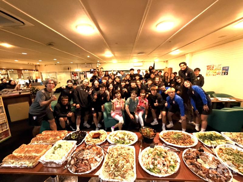 僑民江月枝和江月鳳準備豐盛臺灣料理宴請中華女足團隊