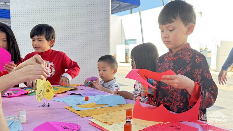 學生們在文化體驗區動手製作馬年立體桌飾