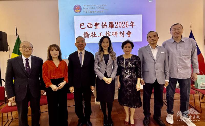 左起為僑務委員林志孟和陳寶玲、主任尤正才、處長朱怡靜、僑務委員洪呂麗月和廖仁煌、僑務諮詢委員劉國華